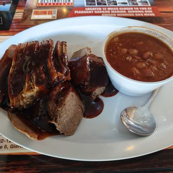 Dillon's at Western Trails Ranch - Brisket and baked beans - Barbeque Near Me - Morristown, Arizona