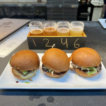 Hana Koa Brewing - Pork belly sliders and beer flight - Breweries Near Me - Honolulu, Hawaii Hana Koa Brewing - Pork belly sliders and beer flight - Breweries Near Me - Honolulu, Hawaii