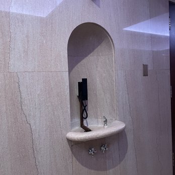 The Sinclair, Autograph Collection - Original fountain turned into phone nook - Hotels Near Me - Fort Worth, Texas
