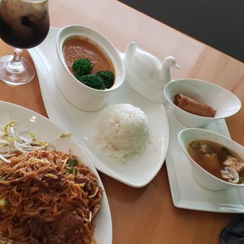 Supreme Thai Bistro - Pad Thai & Panang Curry w/ Thai ice coffee.... superb lunch deal w/ excellent authentic Thai flavor & aroma. - Thai Near Me - Chantilly, Virginia