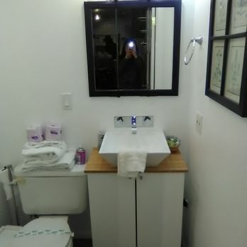 Big Bear Cool Cabins - Second bathroom - Property Management Near Me - Big Bear Lake, California Big Bear Cool Cabins - Second bathroom - Property Management Near Me - Big Bear Lake, California