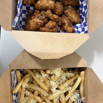 Delilah's Front Porch - chicken wings and french fries - Food Trucks Near Me - Austin, Texas