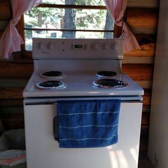 Packer Lake Lodge - Working stove/oven in the "chipmunk" cabin. - Vacation Rentals Near Me - Sierra City, California