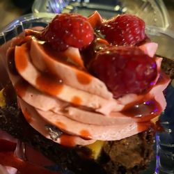 Aces Gourmet - Cheesecake brownie with raspberries