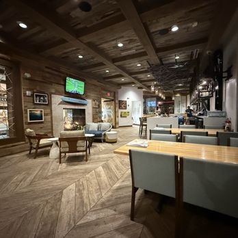 Fins Bar And Chill - Dining area - Bars Near Me - Pigeon Forge, Tennessee