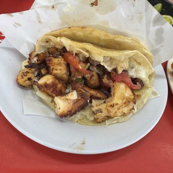 Mariscos el Mazateño - Taco de pulpo enchilado crunchy - Mexican Near Me - Tijuana, BCN