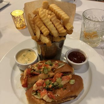 Union on the Hill Restaurant - Lobster Roll - New American Near Me - Kansas City, Missouri Union on the Hill Restaurant - Lobster Roll - New American Near Me - Kansas City, Missouri