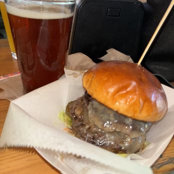 Snow Republic - Basecamp burger - Breweries Near Me - West Dover, Vermont