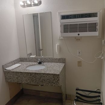 Econo Lodge - Vanity outside the shower/toilet area. - Hotels Near Me - Las Vegas, New Mexico Econo Lodge - Vanity outside the shower/toilet area. - Hotels Near Me - Las Vegas, New Mexico