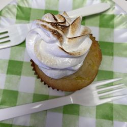 Sweet Cupcakes - Cupcake de limón con frosting de merengue (lemon cupcake with merengue frosting)