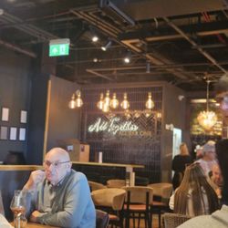 All Bar One Edinburgh Airport - Restrauant scene
