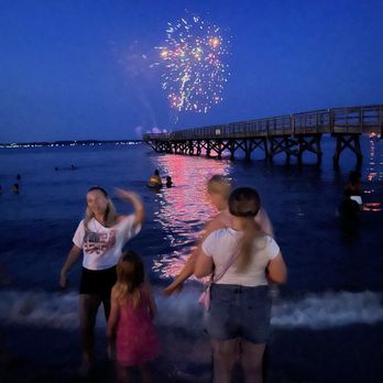 Yorktown Beach - 4th of July show at York Town Beach! - Beaches Near Me - Yorktown, Virginia Yorktown Beach - 4th of July show at York Town Beach! - Beaches Near Me - Yorktown, Virginia