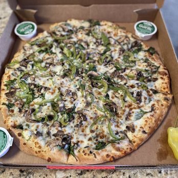 Papa Johns Pizza - Alfredo pizza with spinach, green peppers and mushrooms. - Pizza Near Me - Austin, Texas Papa Johns Pizza - Alfredo pizza with spinach, green peppers and mushrooms. - Pizza Near Me - Austin, Texas