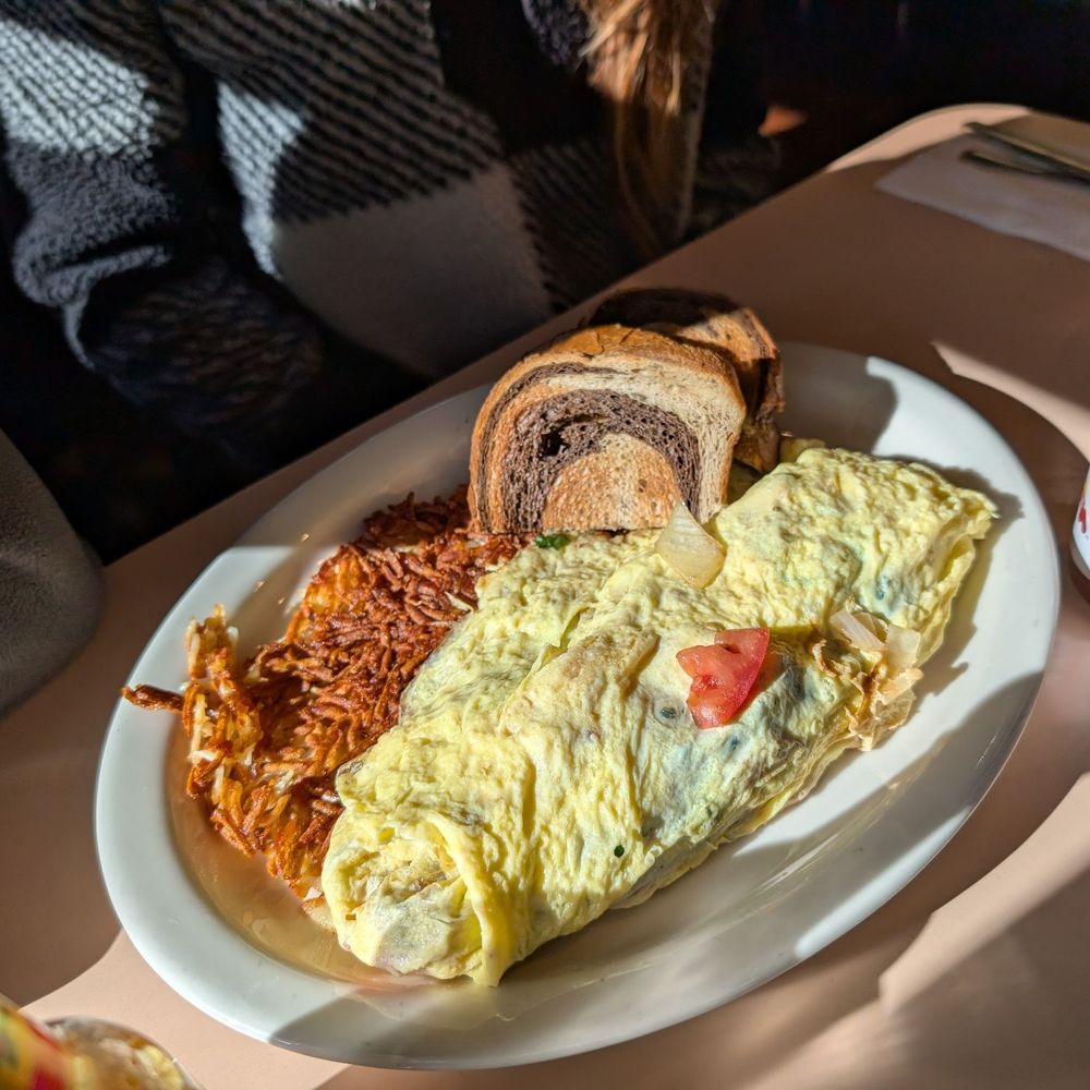 The Giant Chef - Veggie omelette with crispy hash browns & rye - Breakfast & Brunch Near Me - Pleasant Hill, California The Giant Chef - Veggie omelette with crispy hash browns & rye - Breakfast & Brunch Near Me - Pleasant Hill, California
