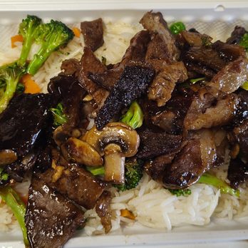 Kottu King - Chef's Special Steak on Rice - Tender strip of steak with crisp broccoli and mushrooms in a rich brown sauce accompanied with sauted rice - Food Trucks Near Me - Airdrie, Alberta Kottu King - Chef's Special Steak on Rice - Tender strip of steak with crisp broccoli and mushrooms in a rich brown sauce accompanied with sauted rice - Food Trucks Near Me - Airdrie, Alberta