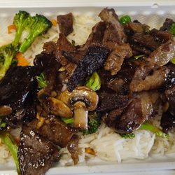Kottu King - Chef's Special Steak on Rice - Tender strip of steak with crisp broccoli and mushrooms in a rich brown sauce accompanied with sauted rice