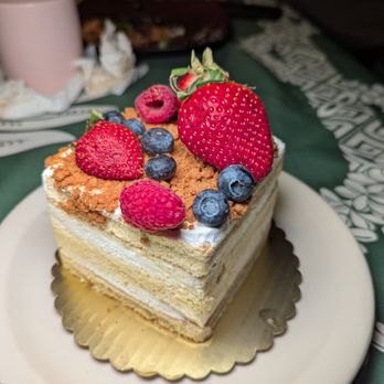 Honolulu Rose Cake Shop - Cute strawberry blueberry cake - Custom Cakes Near Me - Honolulu, Hawaii