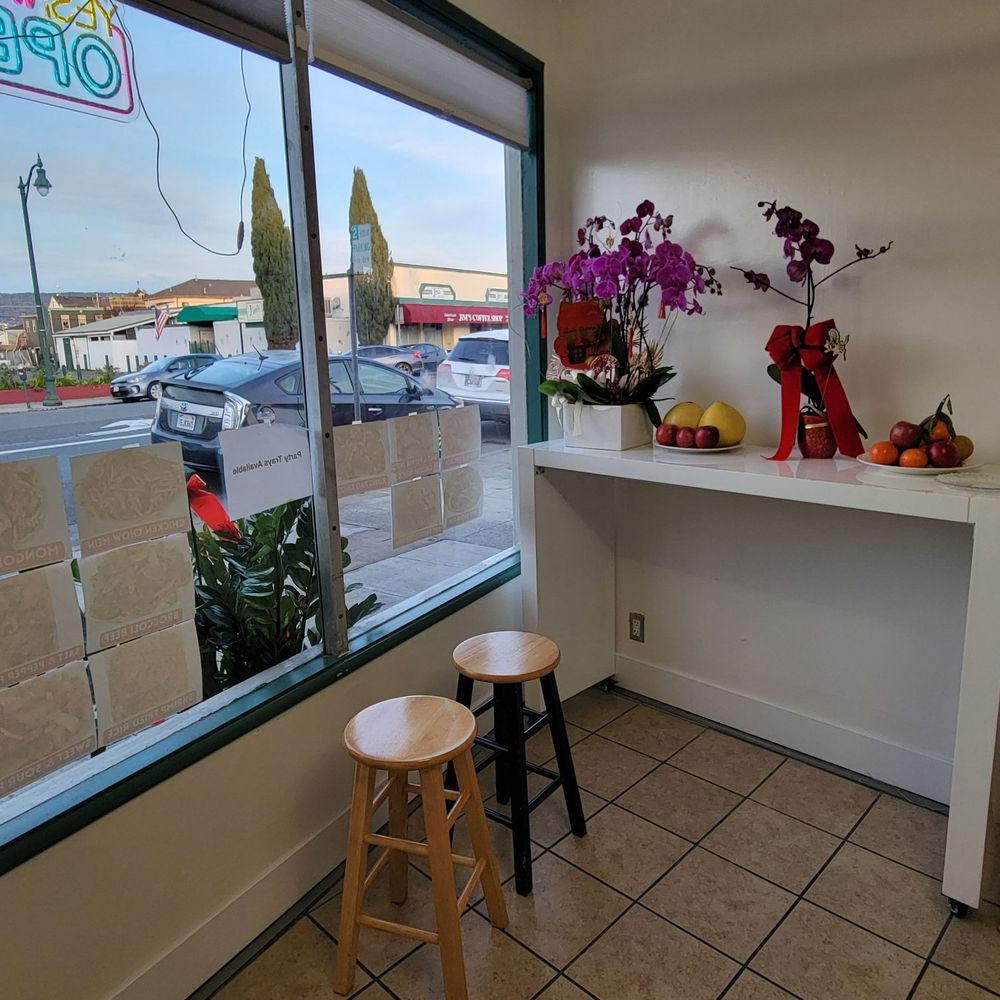 Gim's Chinese Kitchen Express - Waiting area - Chinese Near Me - Alameda, California Gim's Chinese Kitchen Express - Waiting area - Chinese Near Me - Alameda, California