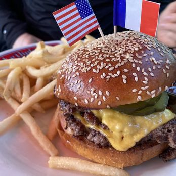 Le Diplomate - Burger Américain - Brasseries Near Me - Washington, DC, District of Columbia