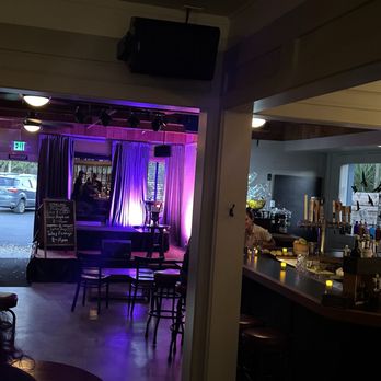 Starling Bar Sonoma - Indoor bar and stage, featuring comedy shows, local singers/bands, etc. - Cocktail Bars Near Me - Sonoma, California