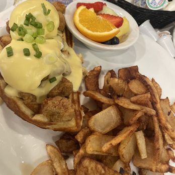 L'Oeufrier - Popcorn Chicken and Eggs Benedict - Breakfast & Brunch Near Me - Montreal, Quebec