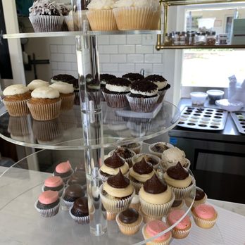 Vivi’s Cakes and Candy - Minis - Bakeries Near Me - Charlottesville, Virginia