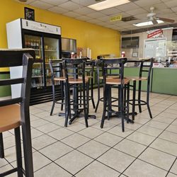 Mo'Bay Island Cuisine - Restaurant interior
