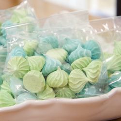 Bonne Vie Macarons - Pastel Vanilla Meringues