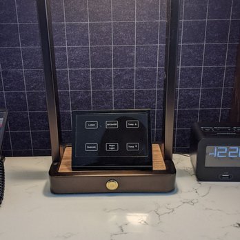 Hilton Austin - Bedside lamp that also controls the room temp. - Hotels Near Me - Austin, Texas Hilton Austin - Bedside lamp that also controls the room temp. - Hotels Near Me - Austin, Texas