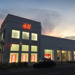 H&M - Outside at dusk