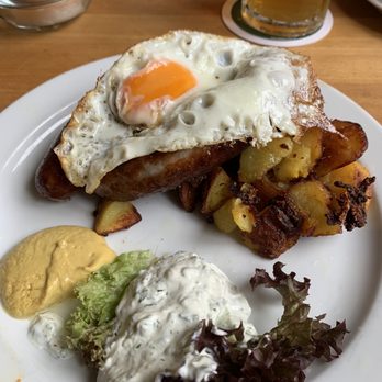 Schwarzer Peter - Bratwurst with potatoes - German Near Me - Heidelberg, BW Schwarzer Peter - Bratwurst with potatoes - German Near Me - Heidelberg, BW
