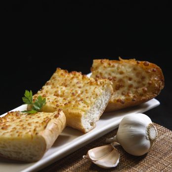 New Orleans Pizza - garlic bread and garlic on a plate - Pizza Near Me - Goderich, Ontario