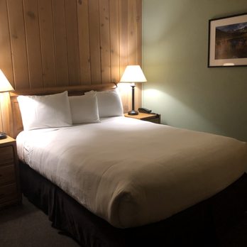 Alpenhof Lodge - Queen room #405 with fireplace. Excellent shower! - Ski Resorts Near Me - Mammoth Lakes, California