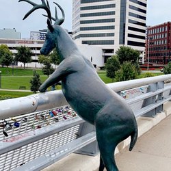 Genoa Park - Pretty statue on the side of the bridge walk