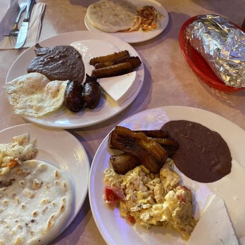 Berta's Salvadoran Kitchen - Plátanos fritos, huevos revueltos con frijoles, queso y crema. Pupusa revuelta de arroz con loroco - Salvadoran Near Me - Burien, Washington Berta's Salvadoran Kitchen - Plátanos fritos, huevos revueltos con frijoles, queso y crema. Pupusa revuelta de arroz con loroco - Salvadoran Near Me - Burien, Washington