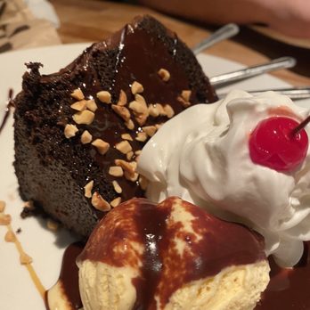 Cheddar's Scratch Kitchen - Hot Fudge Cake Sundae - American Near Me - Fort Myers, Florida Cheddar's Scratch Kitchen - Hot Fudge Cake Sundae - American Near Me - Fort Myers, Florida