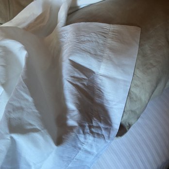 Econo Lodge - Sheets put on backwards and there was no fitted sheet. Just a top sheet draped over. - Hotels Near Me - Mackinaw City, Michigan