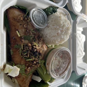 Thai Mee Up - Garlic ahi tuna - Food Trucks Near Me - Kahului, Hawaii