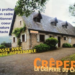 La Crêperie du Château - Terrasse avec vue sur la forêt et le château de Moustier-Ventadour