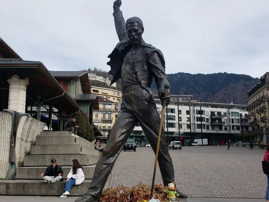 Statue de Freddie Mercury by null