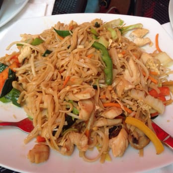 Aroma Noodlebar - Chicken Phad Thai. Huge portions. - Chinese Near Me - Wiesbaden, HE