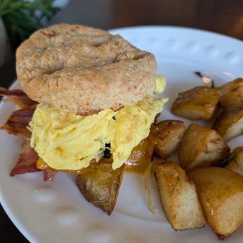 SixtyTwo MarcKet - Buttermilk breakfast sandwich - New American Near Me - Wailuku, Hawaii