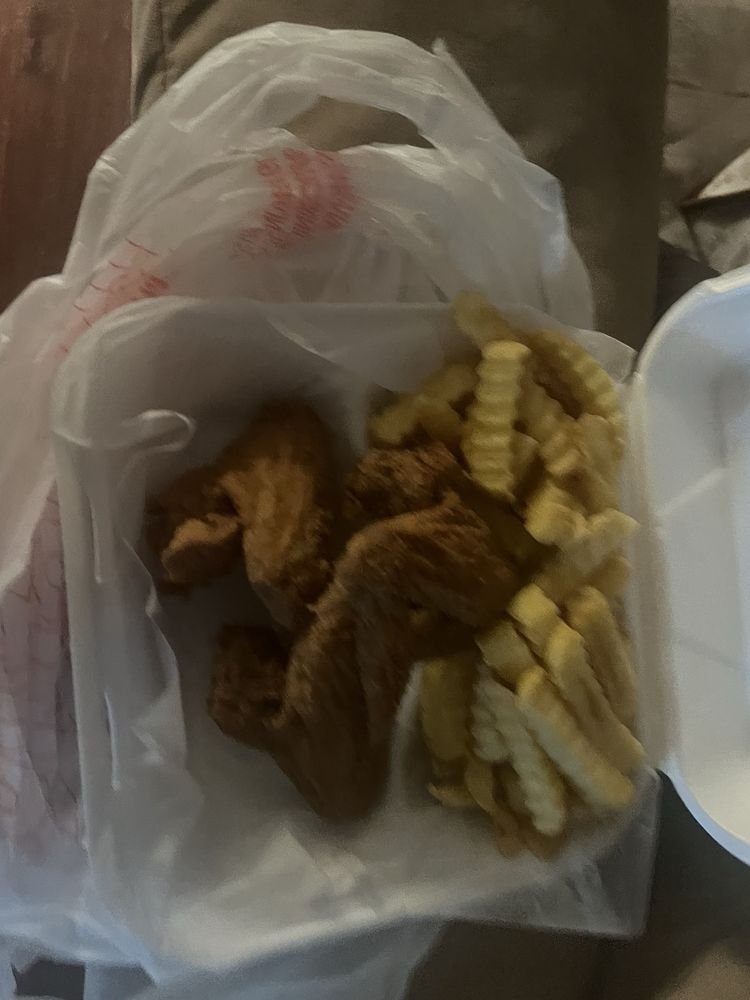 AJ FISH & WINGS Updated October 2024 16 Photos & 32 Reviews 8053