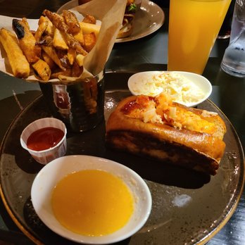 Porter Belly's Pub - Lobster roll - Bars Near Me - Brighton, Massachusetts