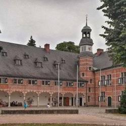Schloss Reinbek - Schlosshof (08/2018)