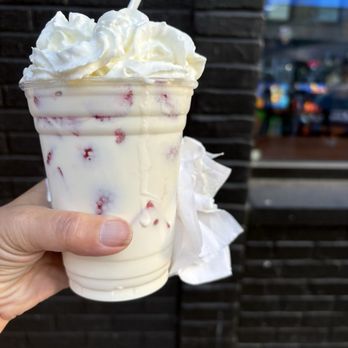 Tipico Helado - Strawberries and cream - Ice Cream & Frozen Yogurt Near Me - Omaha, Nebraska