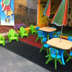 Paleterias Monarka - Fun tables for the kids to sit at and enjoy there ice cream!