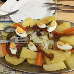 Bom Café - Bacalhau maravilhoso muito bem elaborado acompanhado de batatas e cebola (Dos Deuses)