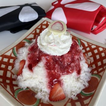 Walking Bean Cafe - strawberry shave ice cream - Shaved Ice Near Me - Honolulu, Hawaii