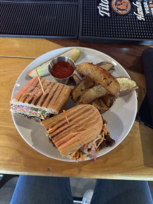 12 South Taproom and Grill by null